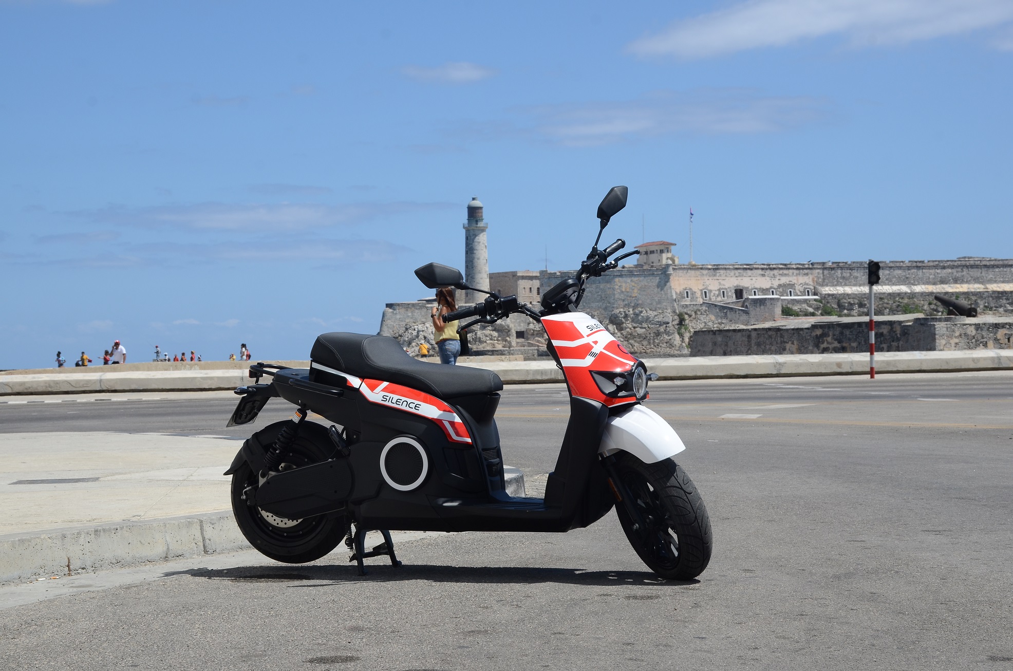 CICLOMOTOR ELECTRICO <br> Motos eléctricas marca Silence con una autonomía aproximada de 100 KM. Ideales para turismo de ciudad y de playa.